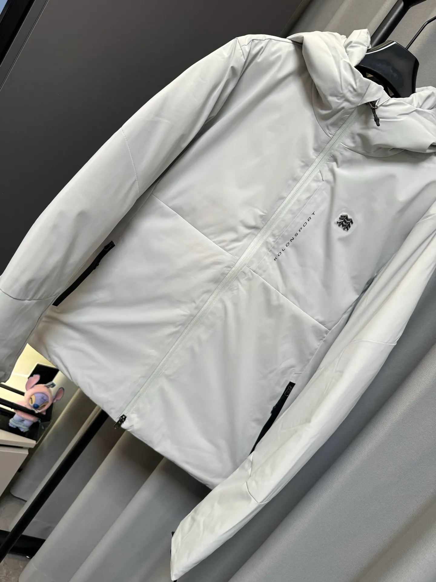 [Premium Replica] KOLON/KOLON S ORT HIKING 26fw Men's and Women's Waterproof and Windproof Outdoor Jacket Down Jacket KOLON/KOLON S ORT HIKING 26fw Men's and Women's Waterproof and Windproof Outdoor Jacket Down Jacket 90% Goose Down Content Fill Level Direct Temperature Locking The wardrobes of boys and girls really lack a down jacket that is not bloated, not exaggerated, and can be worn for both business and leisure! ▫️Stand-collar hooded design, neat and clean, looks good with shirts, sweaters, and T-shirts, formal to work, casual in daily life ▫️Durable waterproof and windproof surface fabric, fine water-repellent fabric, not afraid of getting wet in light rain, not easy to get dusty and wrinkled ▫️High-quality goose down filling, hot-pressed velvet filling process, almost no velvet worry; slightly loose fit, not tight or bulging ▫️The details are all minimalist: the main zipper is fully taped, the chest has a hidden zipper pocket + the side seam invisible pocket is safe for keys and mobile phones; the cuffs have adjustable buckles to firmly block the cold wind; the small "two trees" embroidered logo is very low-key, unobtrusive and textured. The whole piece is high-end and durable, with no unnecessary decoration. Whether you are driving, traveling on business, or traveling on weekends, you can get it all in one, the same style for men and women. Color: Secret Gray Size: m/l/xl/2xl/3xl